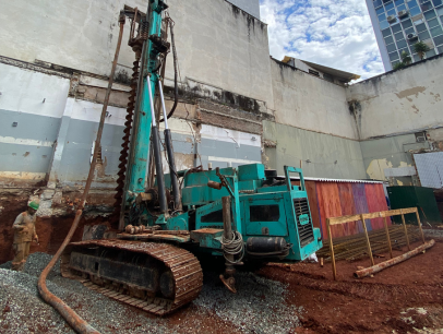 Equipe e equipamentos de sondagem em canteiro de obras